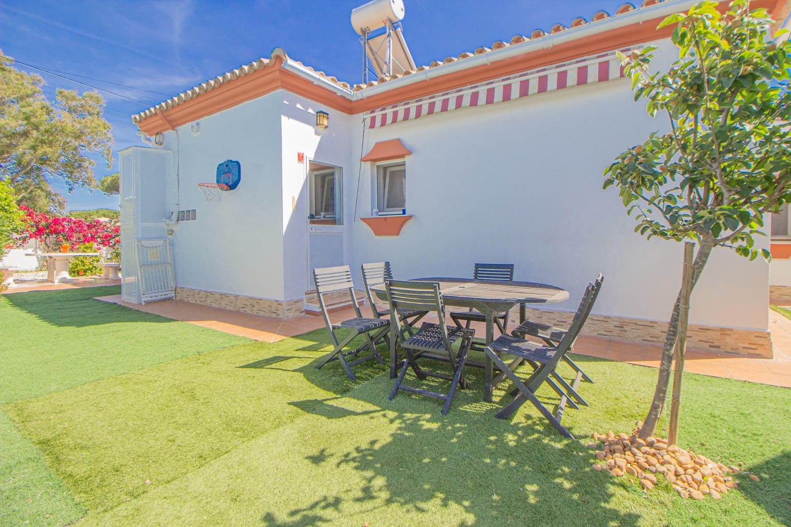 5 bedroom Villa for sale in Novo Sancti Petri with garage - € 249,990 (Ref: 9861849)