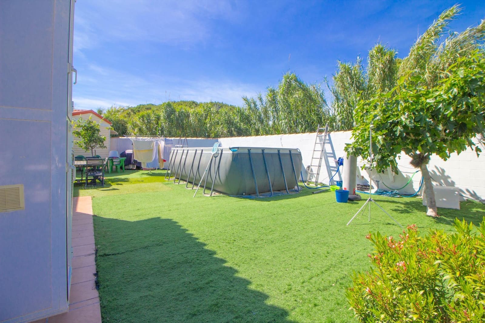 5 bedroom Villa for sale in Novo Sancti Petri with garage - € 249,990 (Ref: 9861849)