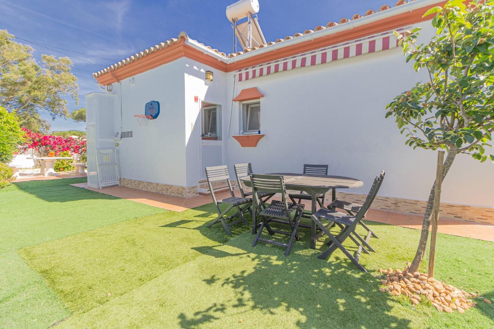 5 bedroom Villa for sale in Novo Sancti Petri with garage - € 249,990 (Ref: 9861849)