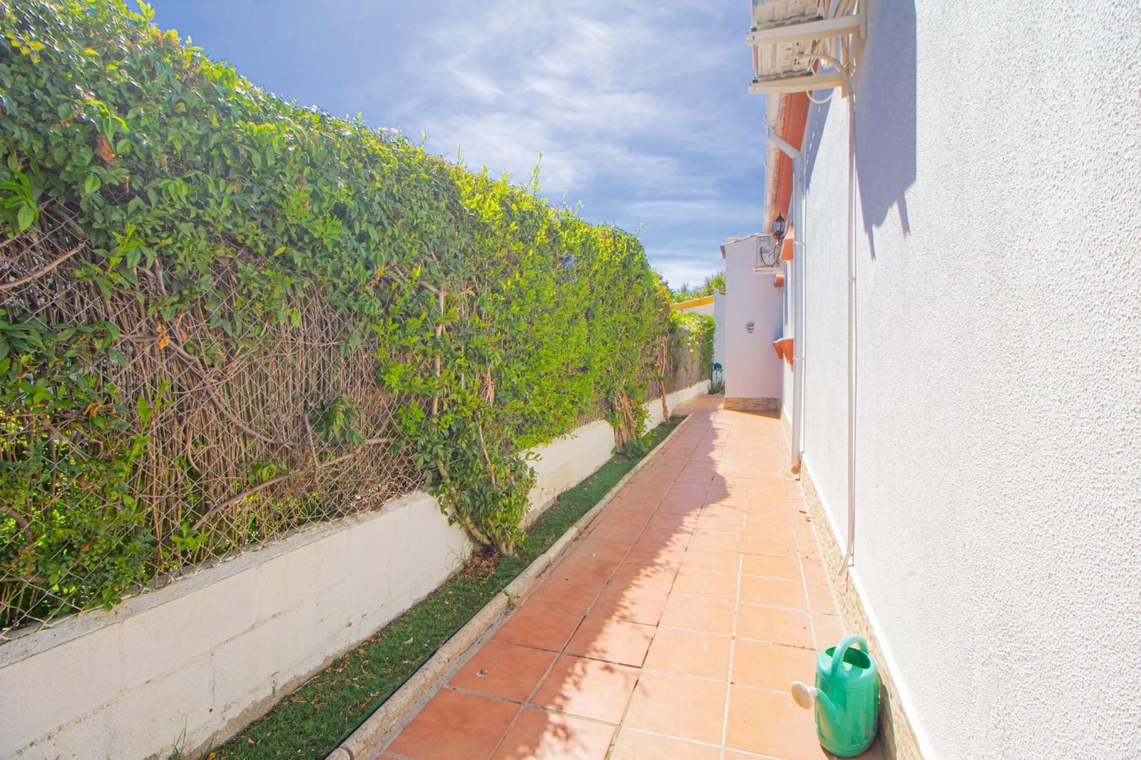 5 bedroom Villa for sale in Novo Sancti Petri with garage - € 249,990 (Ref: 9861849)