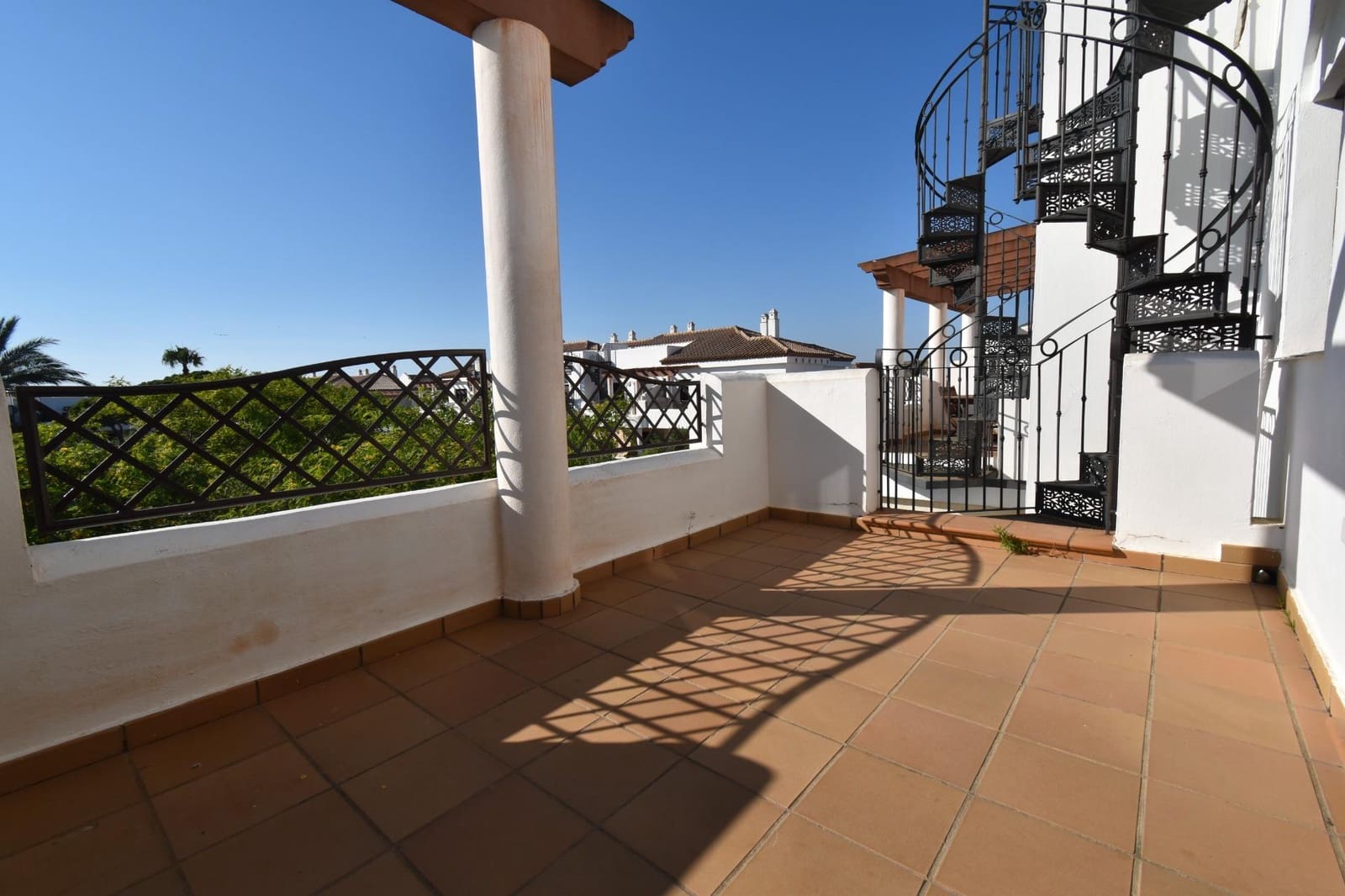 2 slaapkamer Penthouse te koop in La Barrosa met zwembad - € 299.000 (Ref: 9876379)