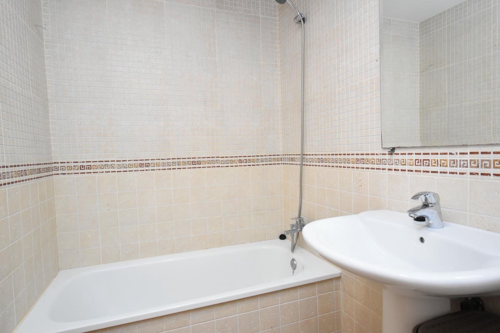2 slaapkamer Penthouse te koop in La Barrosa met zwembad - € 299.000 (Ref: 9876379)