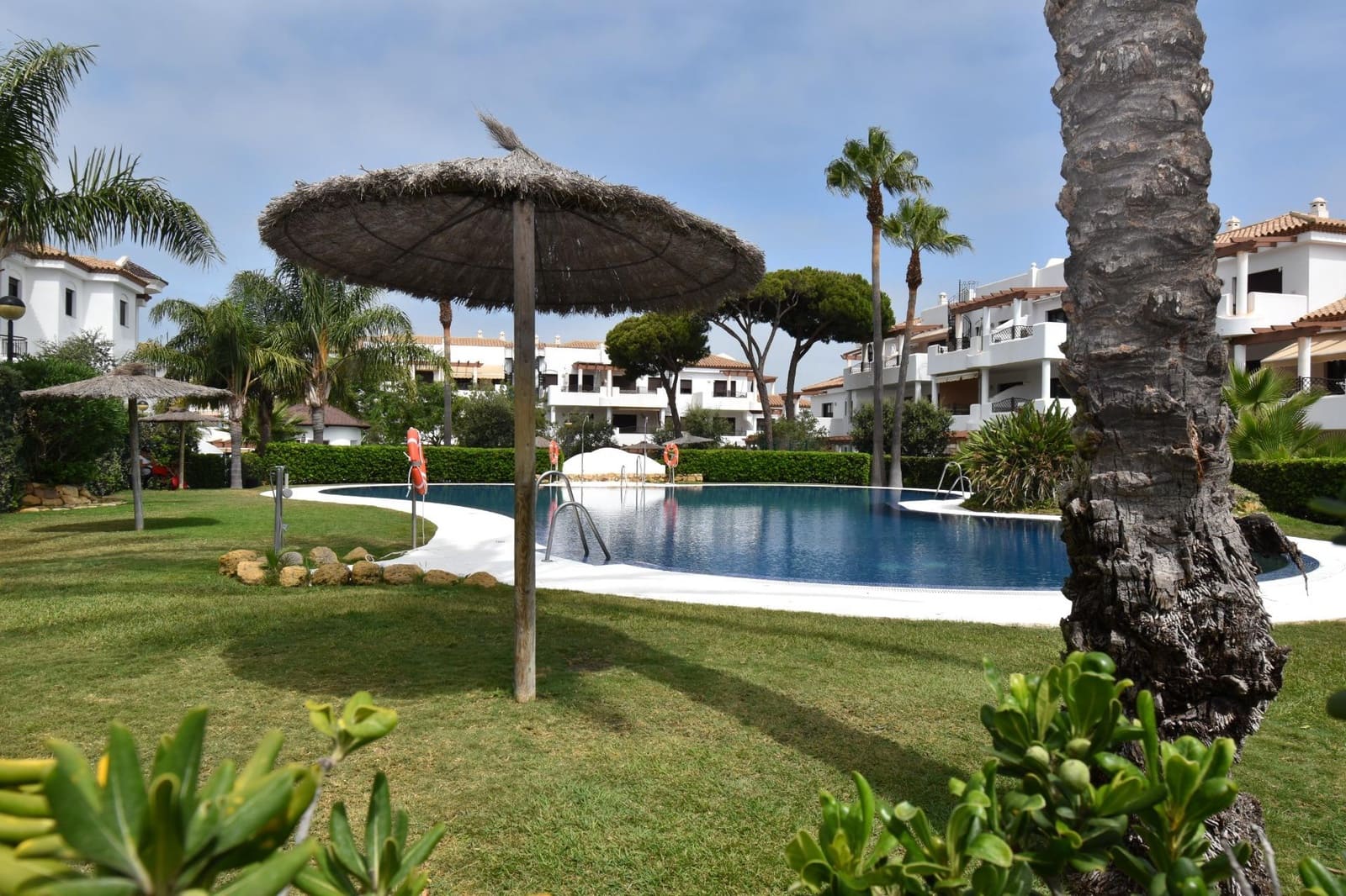 2 slaapkamer Penthouse te koop in La Barrosa met zwembad - € 299.000 (Ref: 9876379)