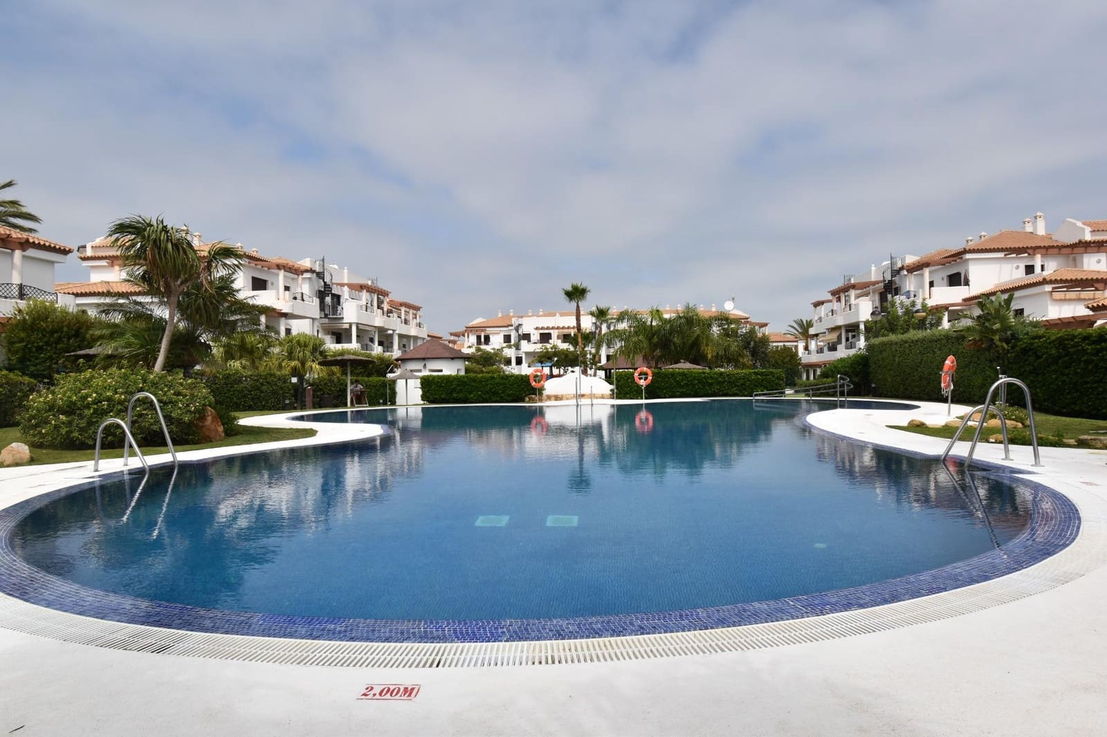 2 slaapkamer Penthouse te koop in La Barrosa met zwembad - € 299.000 (Ref: 9876379)