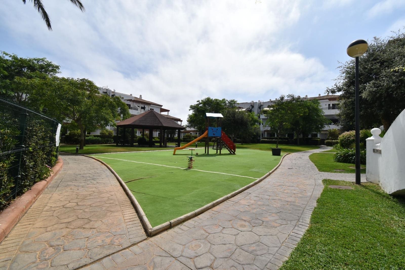 2 slaapkamer Penthouse te koop in La Barrosa met zwembad - € 299.000 (Ref: 9876379)