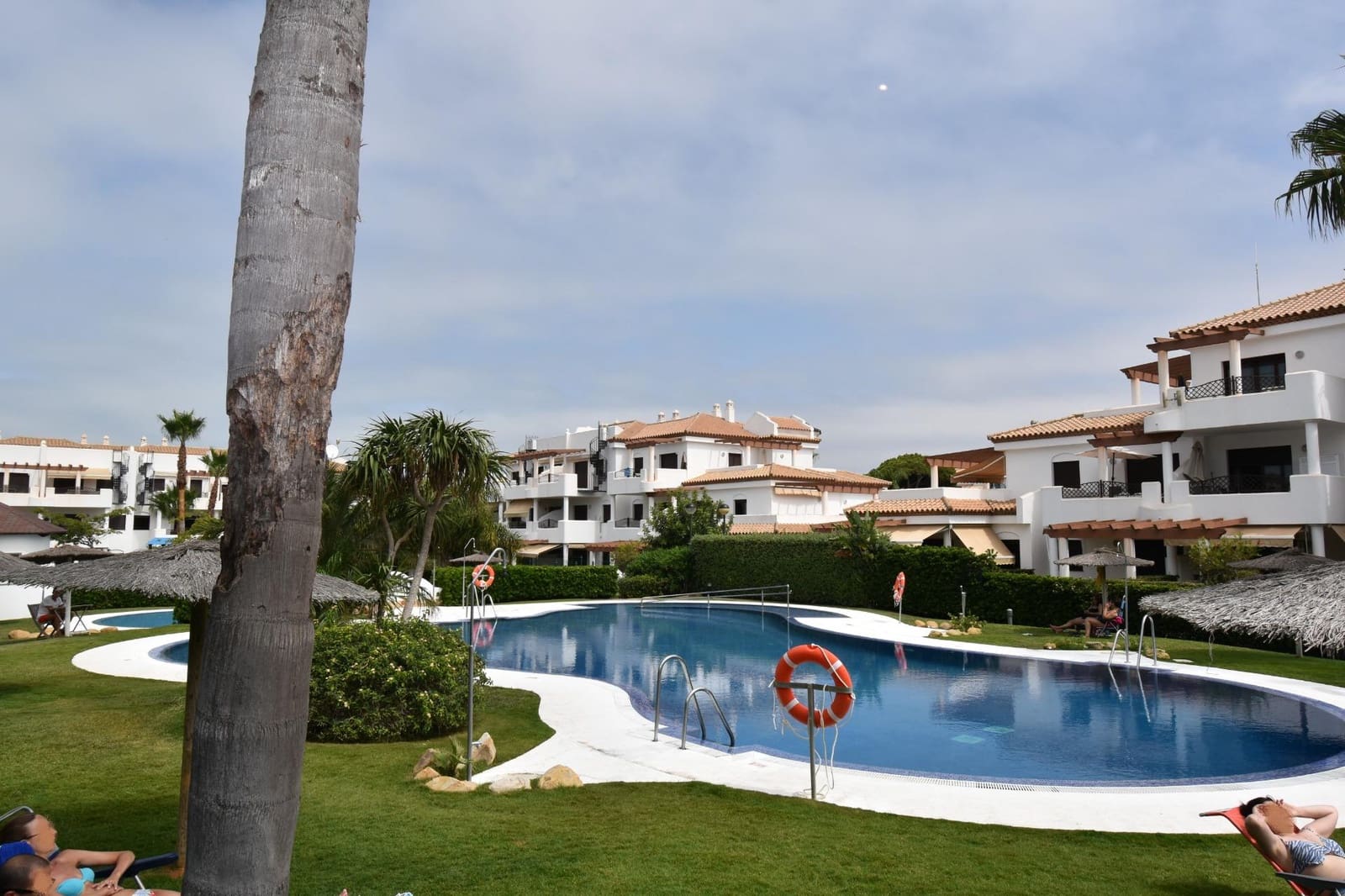 2 slaapkamer Penthouse te koop in La Barrosa met zwembad - € 299.000 (Ref: 9876379)