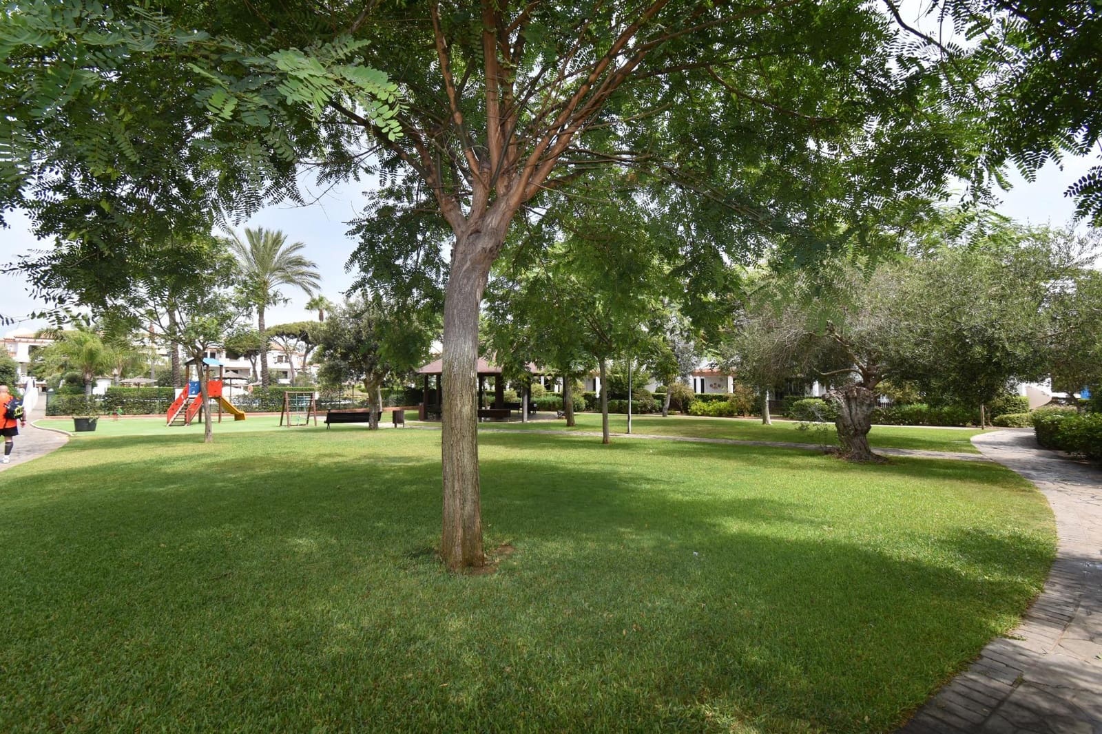 2 slaapkamer Penthouse te koop in La Barrosa met zwembad - € 299.000 (Ref: 9876379)