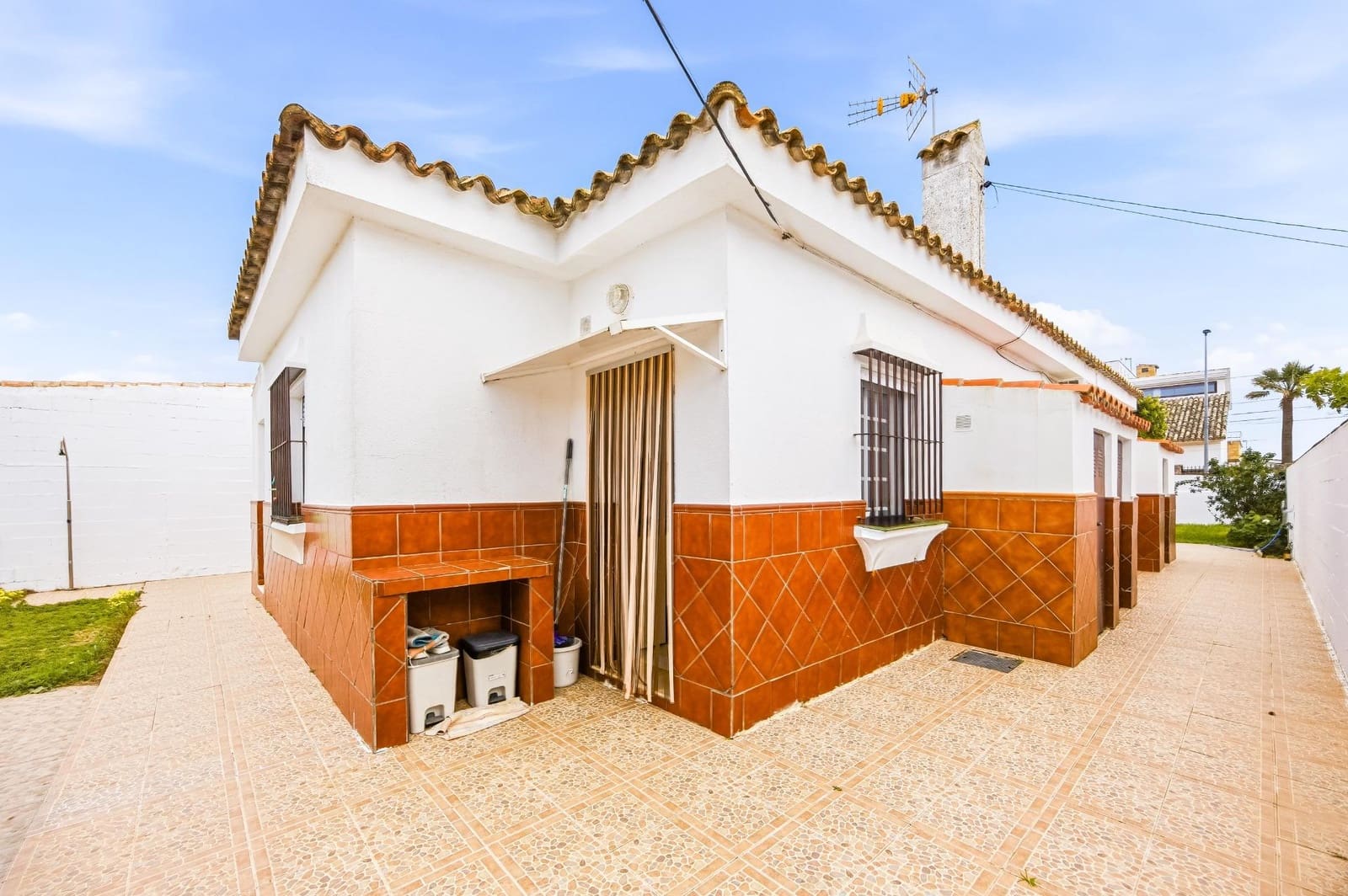 Chalet de 3 habitaciones en Chiclana de la Frontera en venta - 336.000 € (Ref: 9876384)
