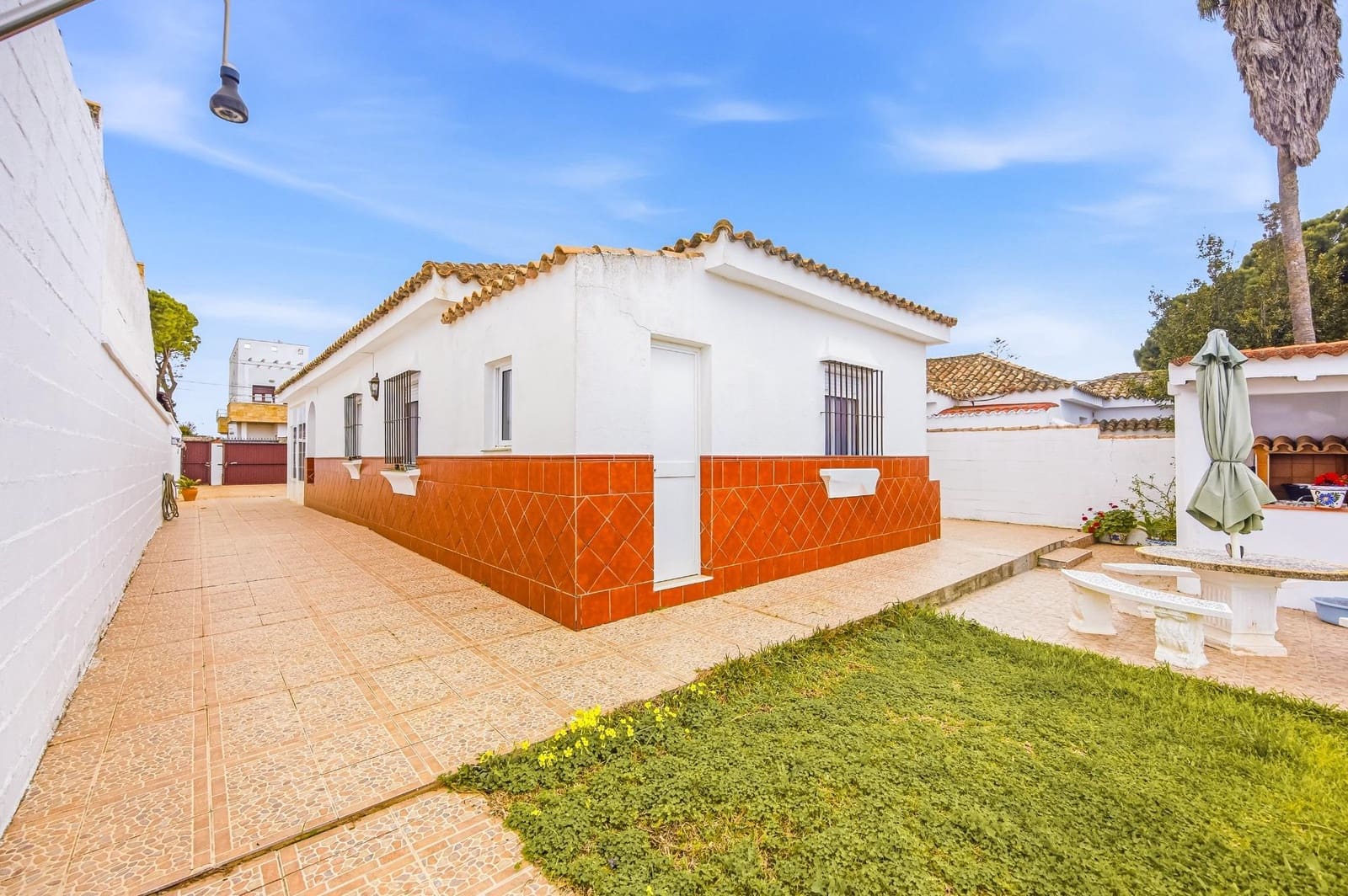 Chalet de 3 habitaciones en Chiclana de la Frontera en venta - 336.000 € (Ref: 9876384)
