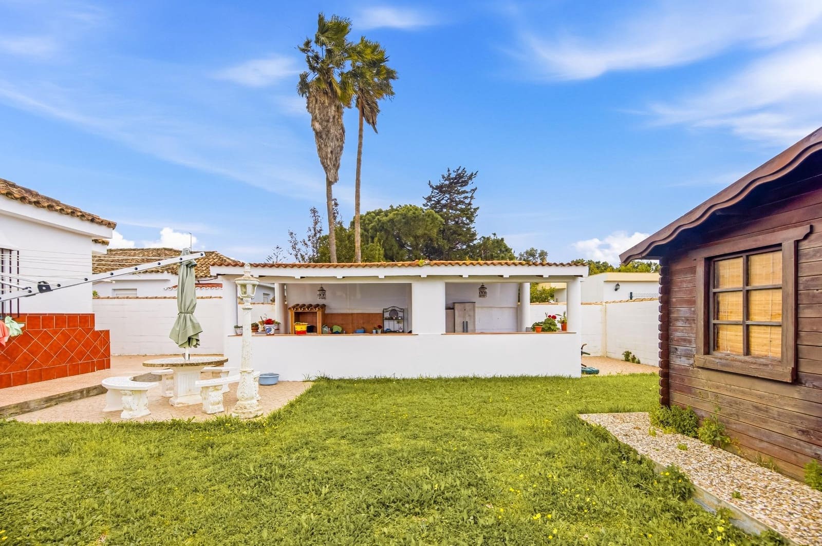 Chalet de 3 habitaciones en Chiclana de la Frontera en venta - 336.000 € (Ref: 9876384)