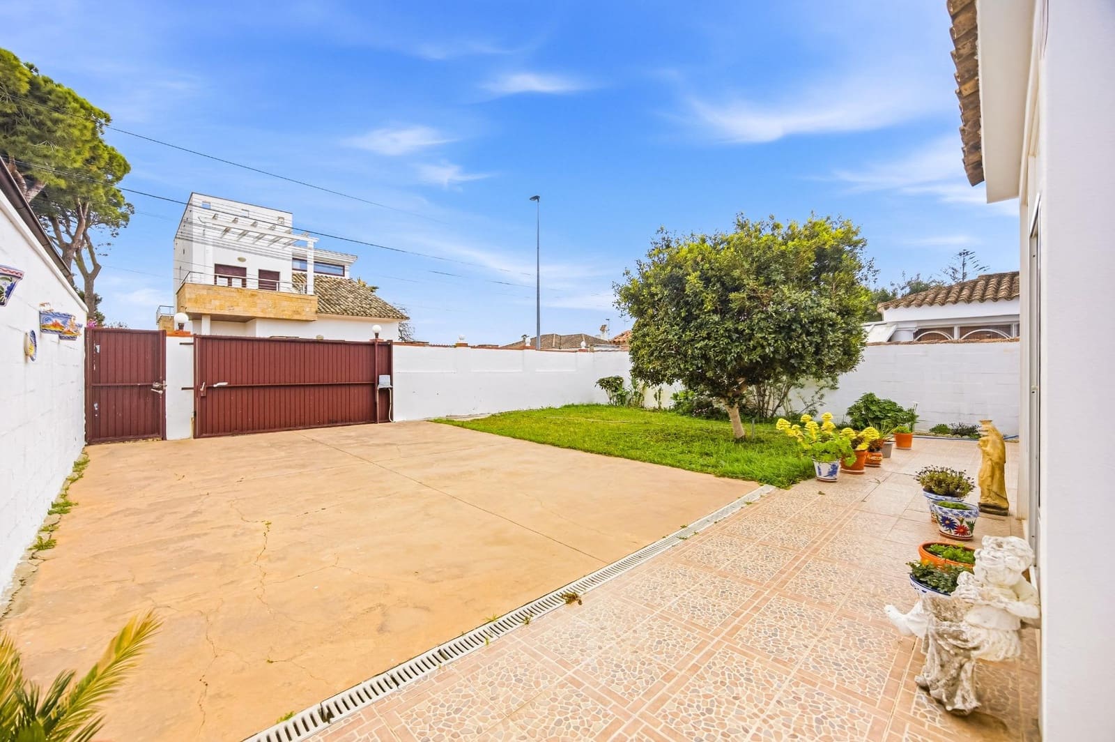 Chalet de 3 habitaciones en Chiclana de la Frontera en venta - 336.000 € (Ref: 9876384)