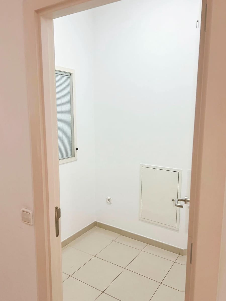 5 bedroom Commercial for rent in Chiclana de la Frontera - € 1,100 (Ref: 9893834)