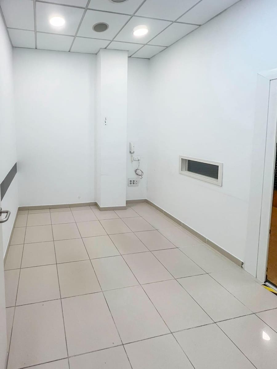 5 bedroom Commercial for rent in Chiclana de la Frontera - € 1,100 (Ref: 9893834)