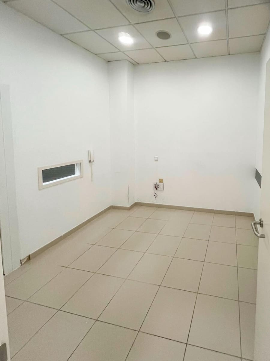 5 bedroom Commercial for rent in Chiclana de la Frontera - € 1,100 (Ref: 9893834)