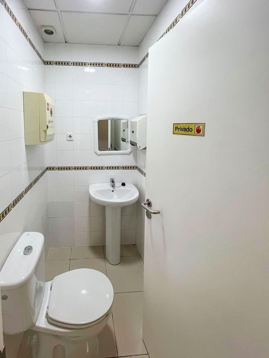5 bedroom Commercial for rent in Chiclana de la Frontera - € 1,100 (Ref: 9893834)