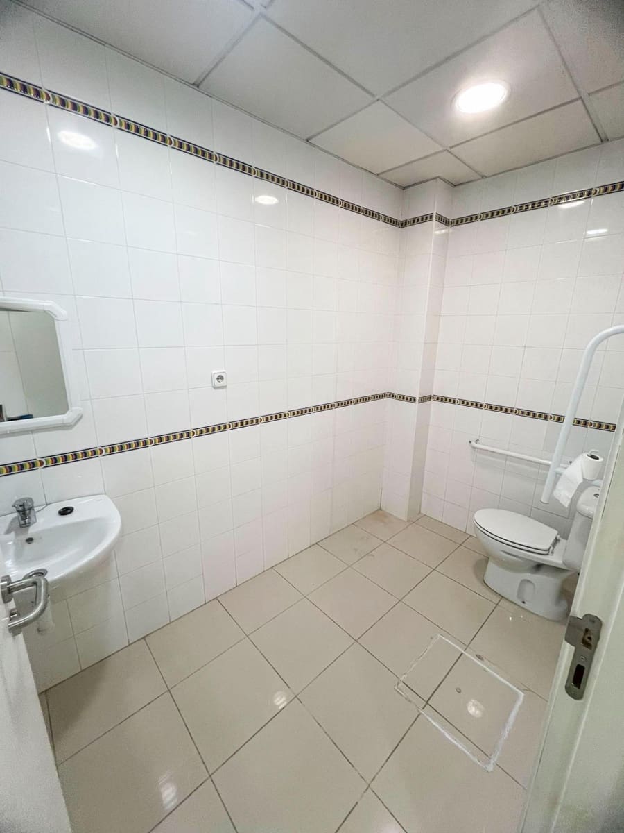 5 bedroom Commercial for rent in Chiclana de la Frontera - € 1,100 (Ref: 9893834)