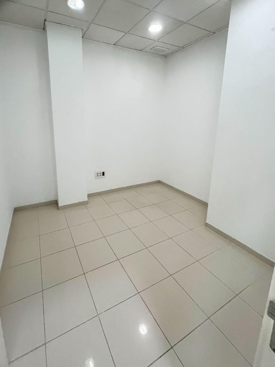 5 bedroom Commercial for rent in Chiclana de la Frontera - € 1,100 (Ref: 9893834)