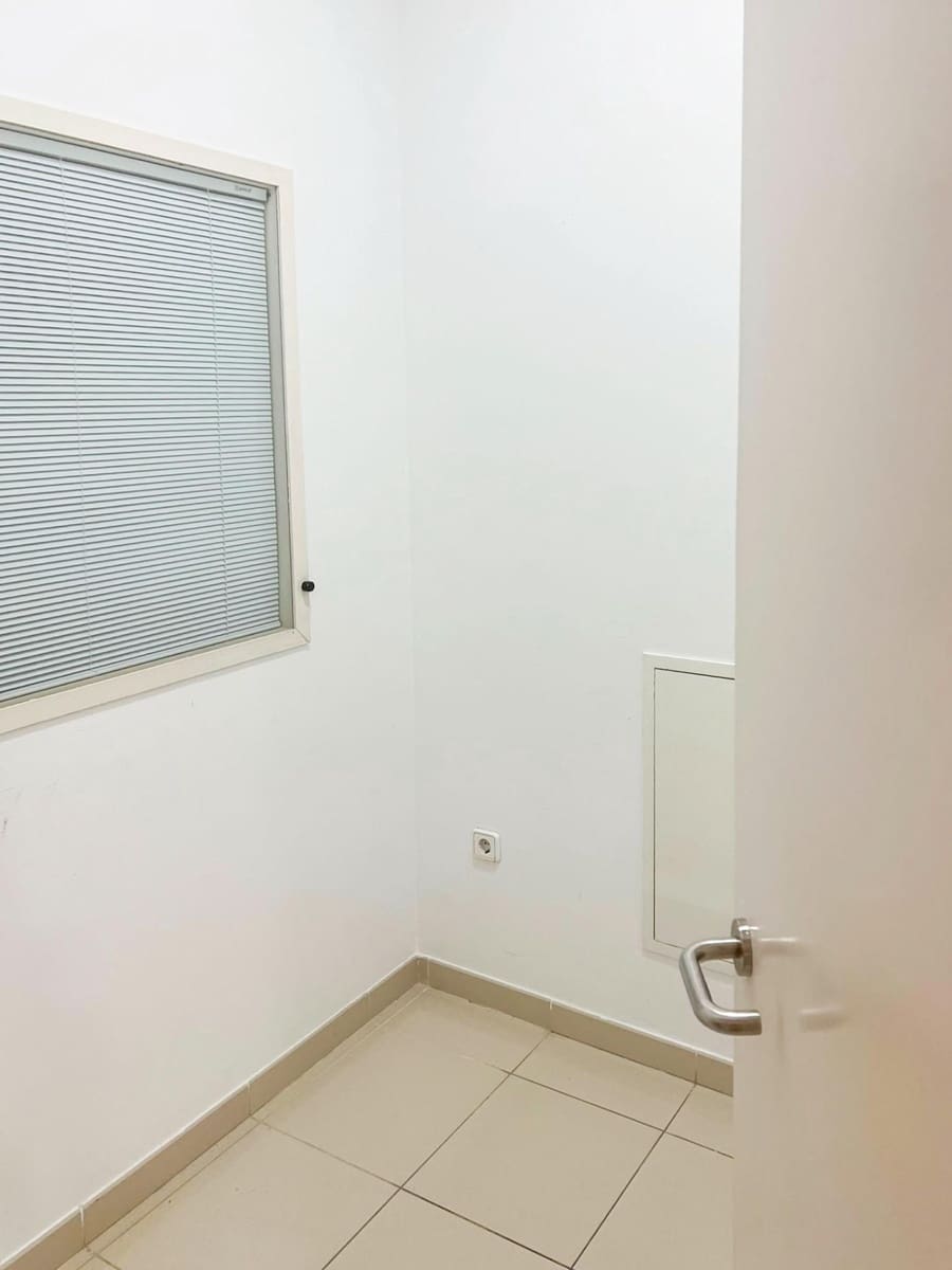 5 bedroom Commercial for rent in Chiclana de la Frontera - € 1,100 (Ref: 9893834)