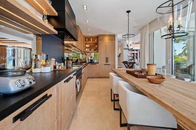 1 bedroom Apartment for sale in Lomas De Marbella, Marbella - € 3,500,000 (Ref: 10025189)