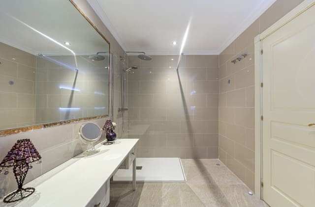 2 bedroom Apartment for sale in El Paraiso, Estepona with pool garage - € 579,000 (Ref: 10026892)
