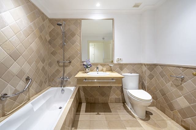 2 bedroom Apartment for sale in El Paraiso, Estepona with pool garage - € 579,000 (Ref: 10026892)