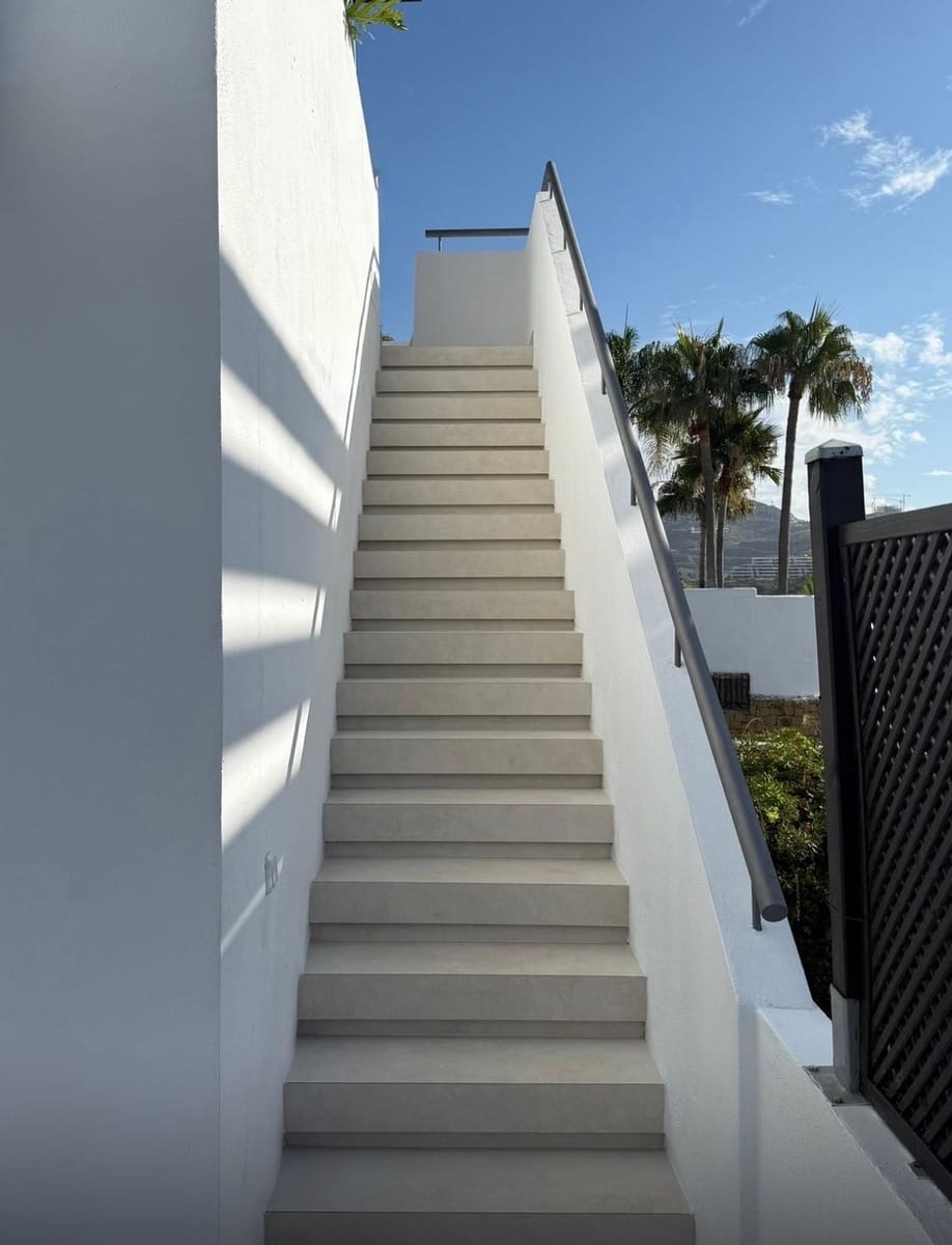 3 bedroom Penthouse for sale in La Quinta with pool garage - € 1,495,000 (Ref: 10037057)