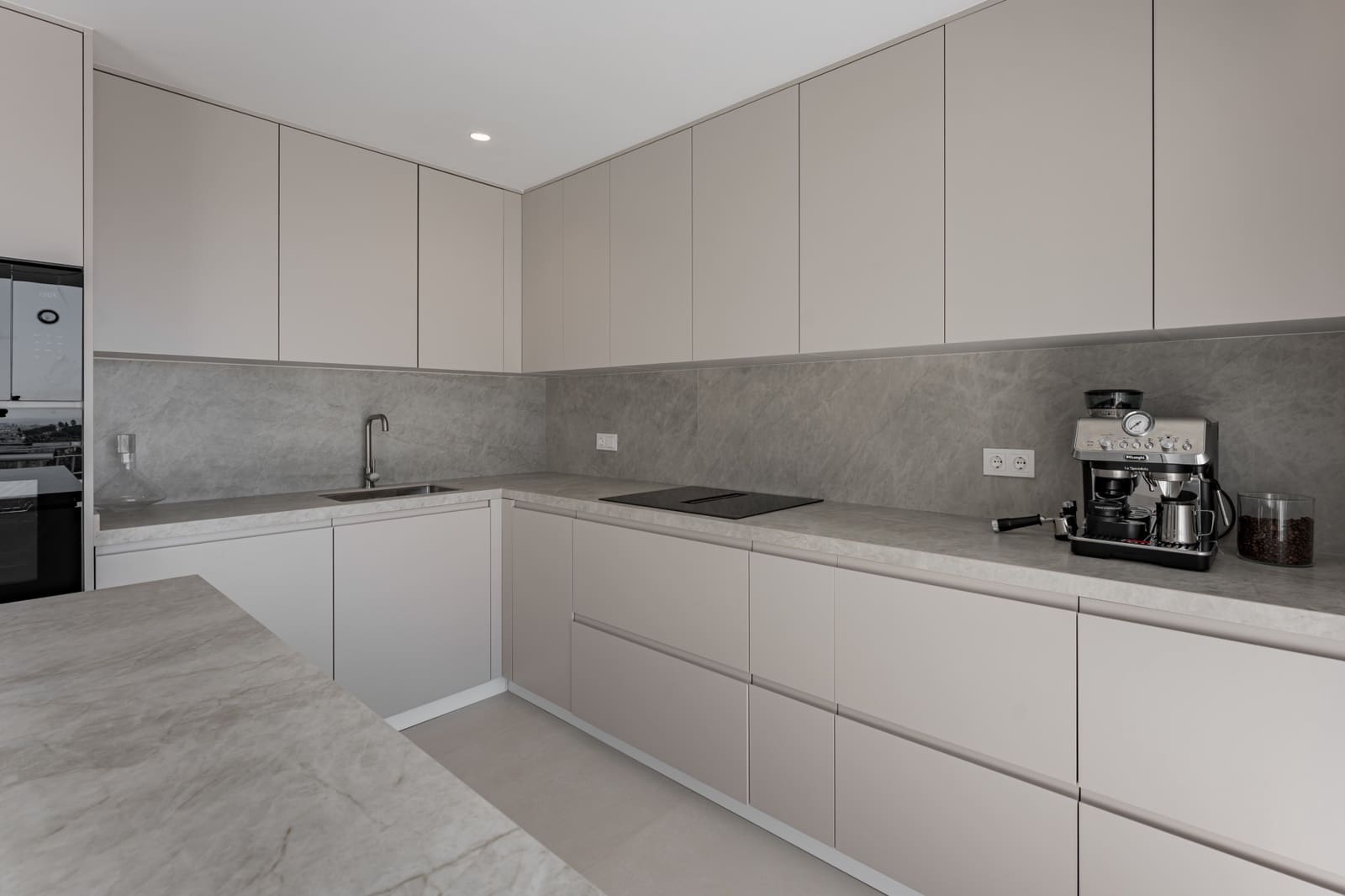 3 bedroom Penthouse for sale in La Quinta with pool garage - € 1,495,000 (Ref: 10037057)