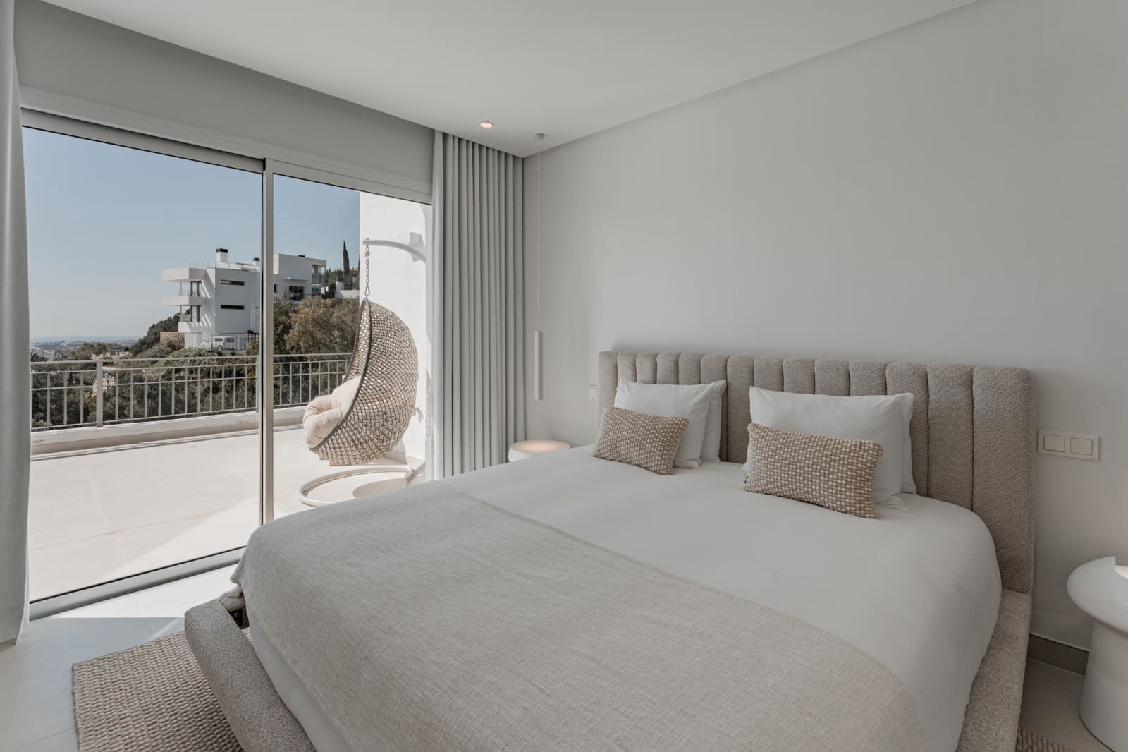 3 bedroom Penthouse for sale in La Quinta with pool garage - € 1,495,000 (Ref: 10037057)