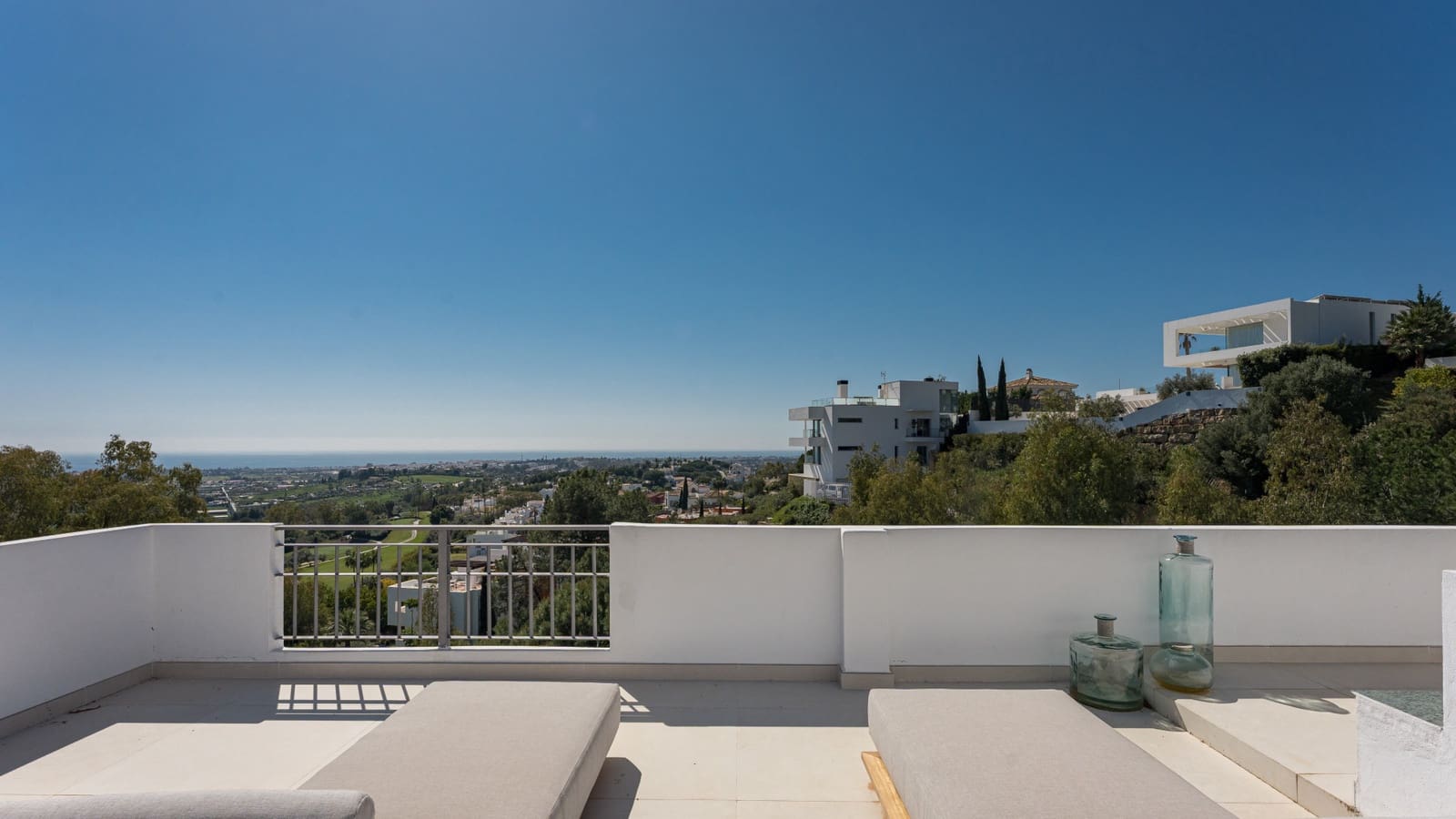 3 bedroom Penthouse for sale in La Quinta with pool garage - € 1,495,000 (Ref: 10037057)