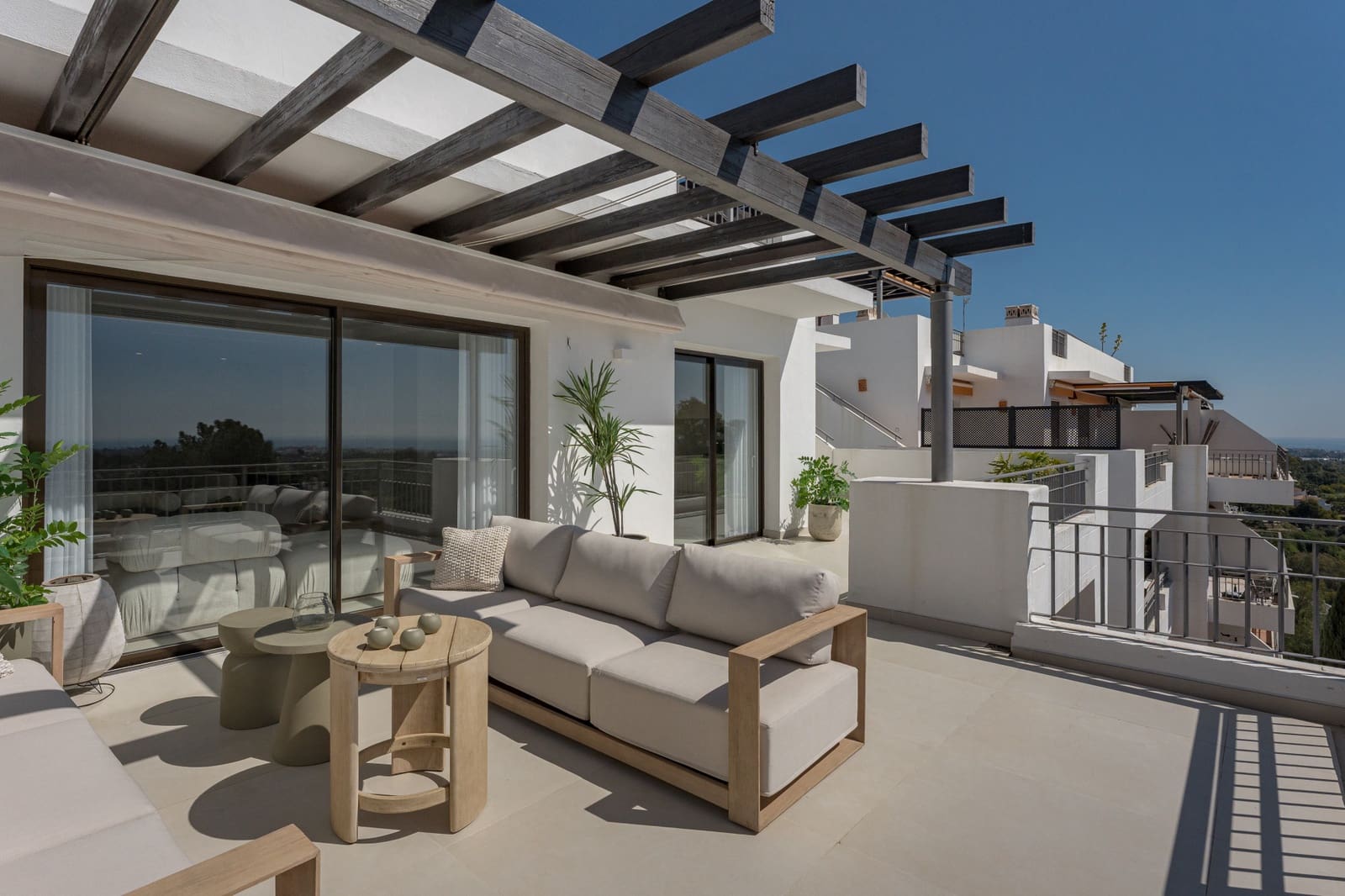 3 bedroom Penthouse for sale in La Quinta with pool garage - € 1,495,000 (Ref: 10037057)