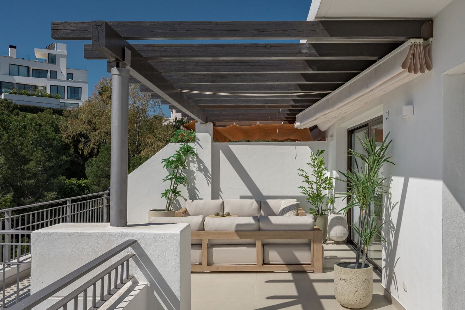 3 bedroom Penthouse for sale in La Quinta with pool garage - € 1,495,000 (Ref: 10037057)