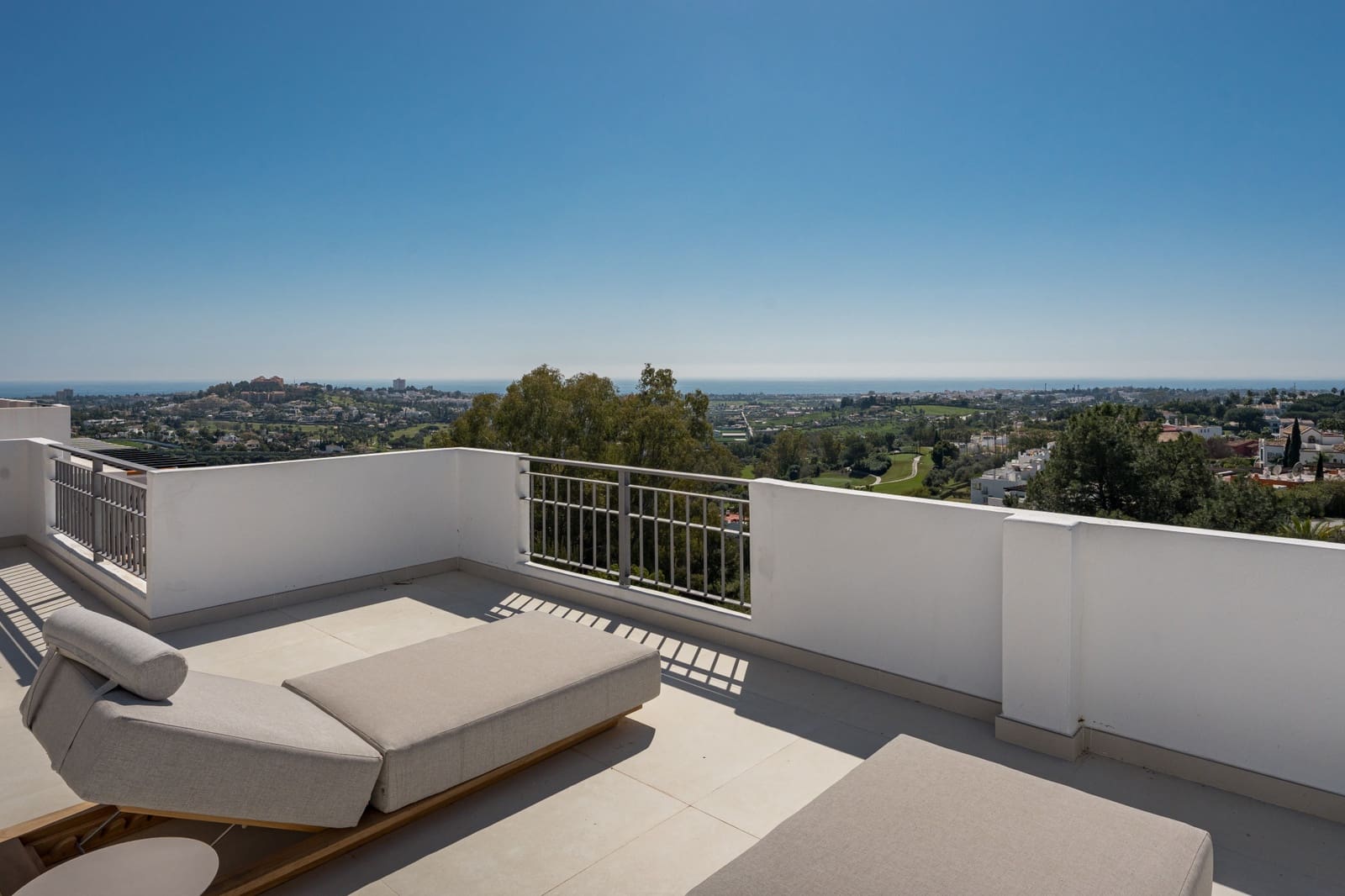 3 bedroom Penthouse for sale in La Quinta with pool garage - € 1,495,000 (Ref: 10037057)