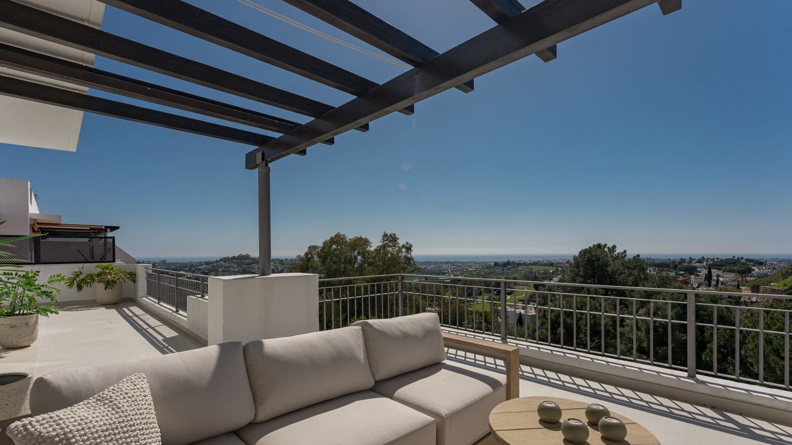 3 bedroom Penthouse for sale in La Quinta with pool garage - € 1,495,000 (Ref: 10037057)