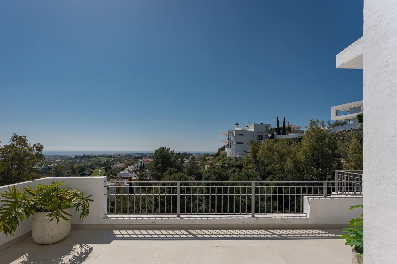 3 bedroom Penthouse for sale in La Quinta with pool garage - € 1,495,000 (Ref: 10037057)