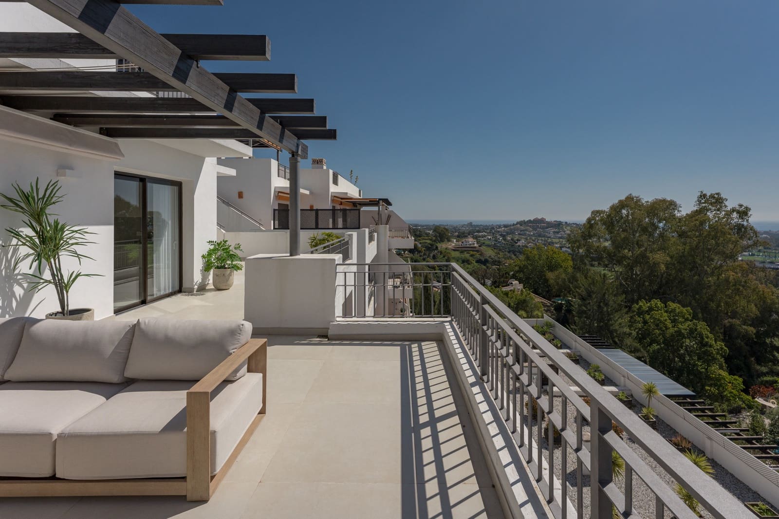 3 bedroom Penthouse for sale in La Quinta with pool garage - € 1,495,000 (Ref: 10037057)