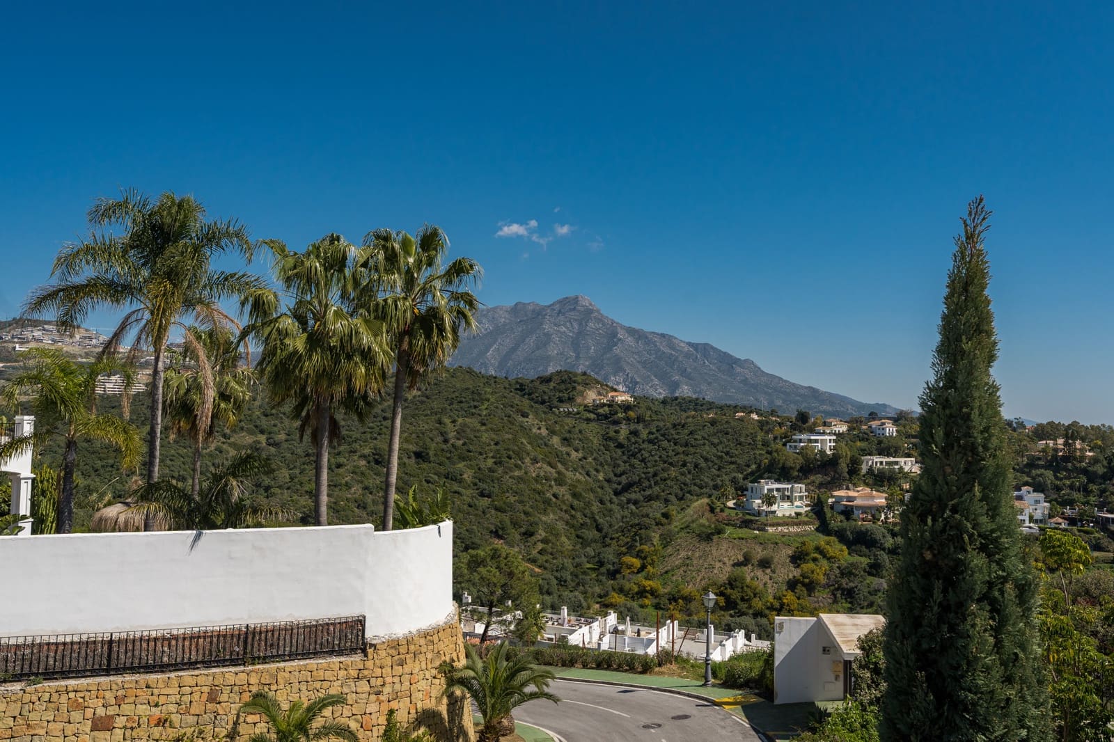 3 bedroom Penthouse for sale in La Quinta with pool garage - € 1,495,000 (Ref: 10037057)