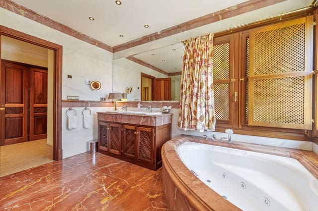 6 slaapkamer Villa te koop in Lomas De Marbella, Marbella met zwembad garage - € 9.950.000 (Ref: 10040699)