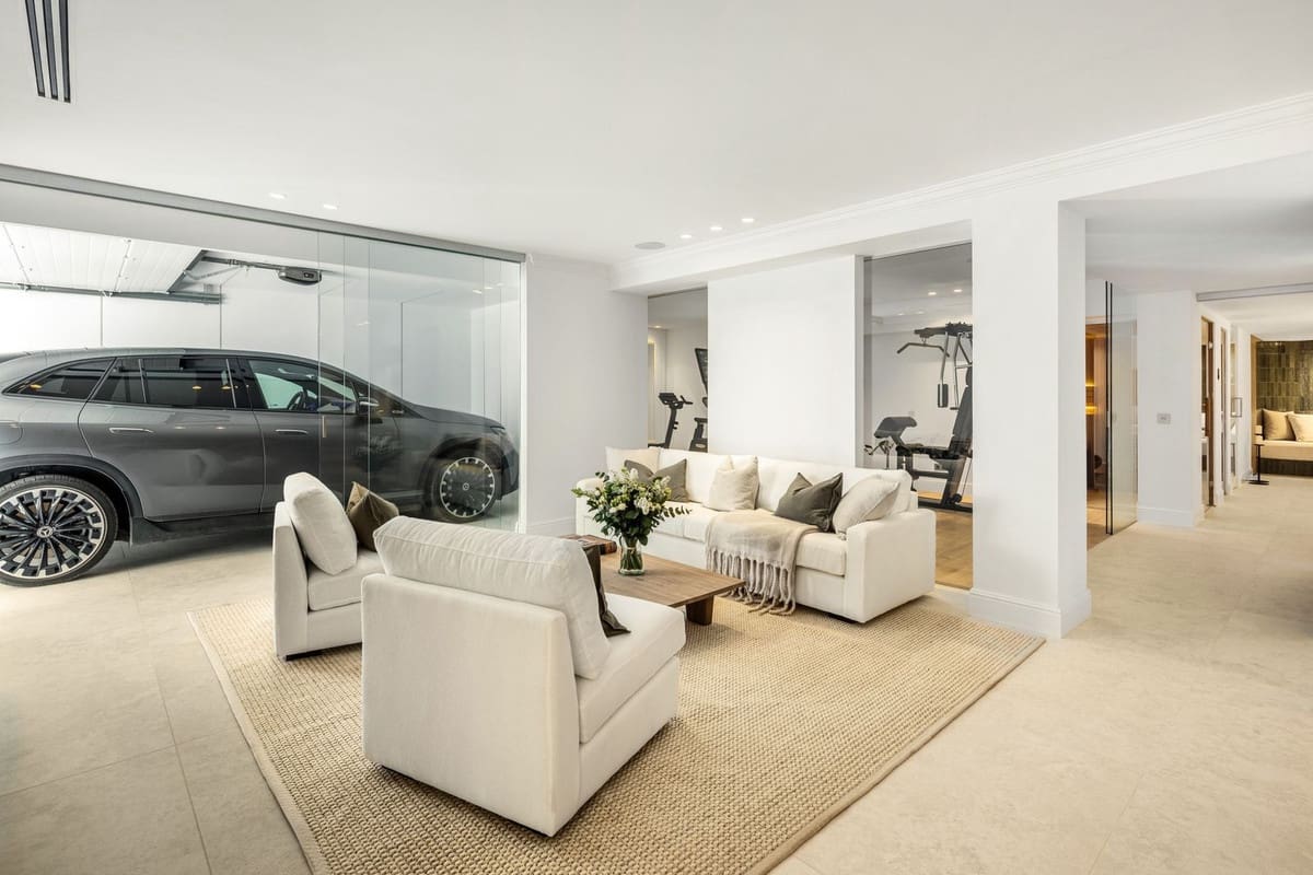 5 bedroom Villa for sale in Nueva Andalucia with pool garage - € 7,995,000 (Ref: 10054818)