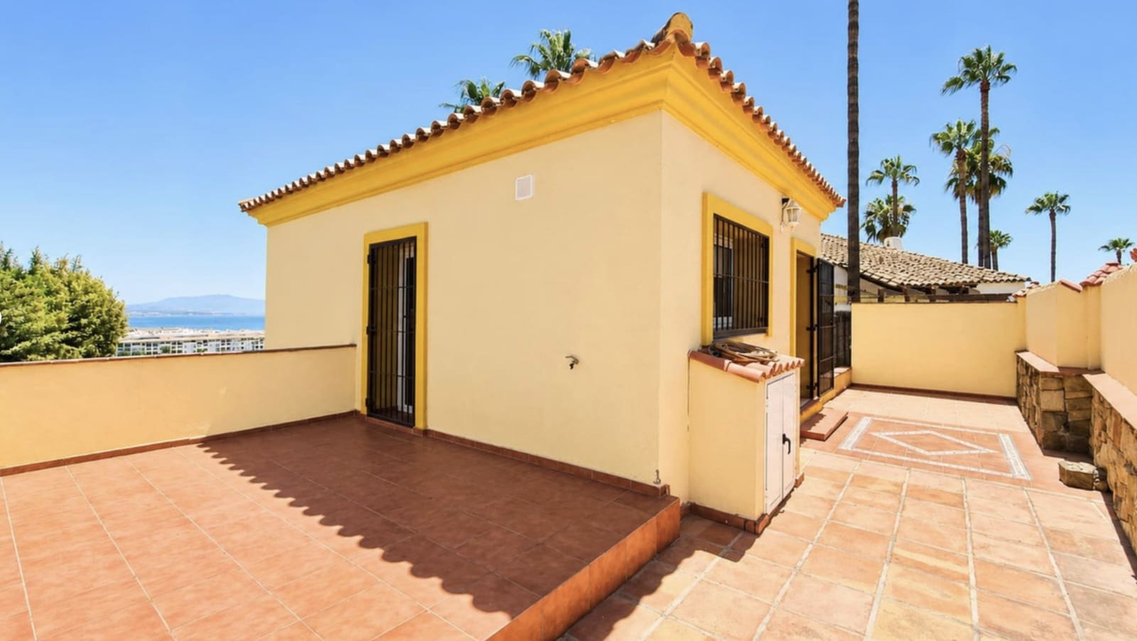 5 soveværelse Villa til salg i La Duquesa / Puerto de la Duquesa med swimmingpool garage - € 980.000 (Ref: 10067176)
