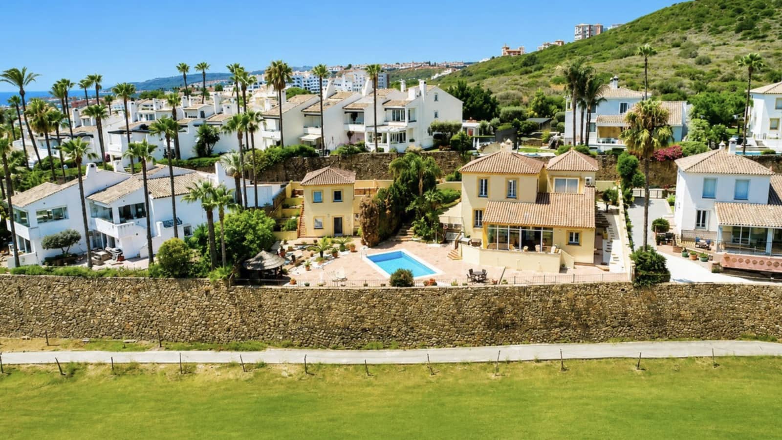 5 soveværelse Villa til salg i La Duquesa / Puerto de la Duquesa med swimmingpool garage - € 980.000 (Ref: 10067176)
