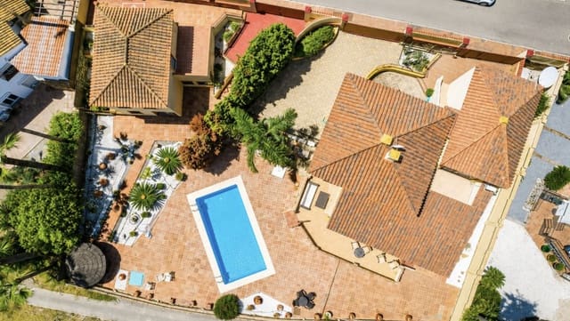 5 soveværelse Villa til salg i La Duquesa / Puerto de la Duquesa, Manilva med swimmingpool garage - € 980.000 (Ref: 10067176)