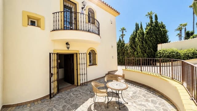 5 soveværelse Villa til salg i La Duquesa / Puerto de la Duquesa, Manilva med swimmingpool garage - € 980.000 (Ref: 10067176)