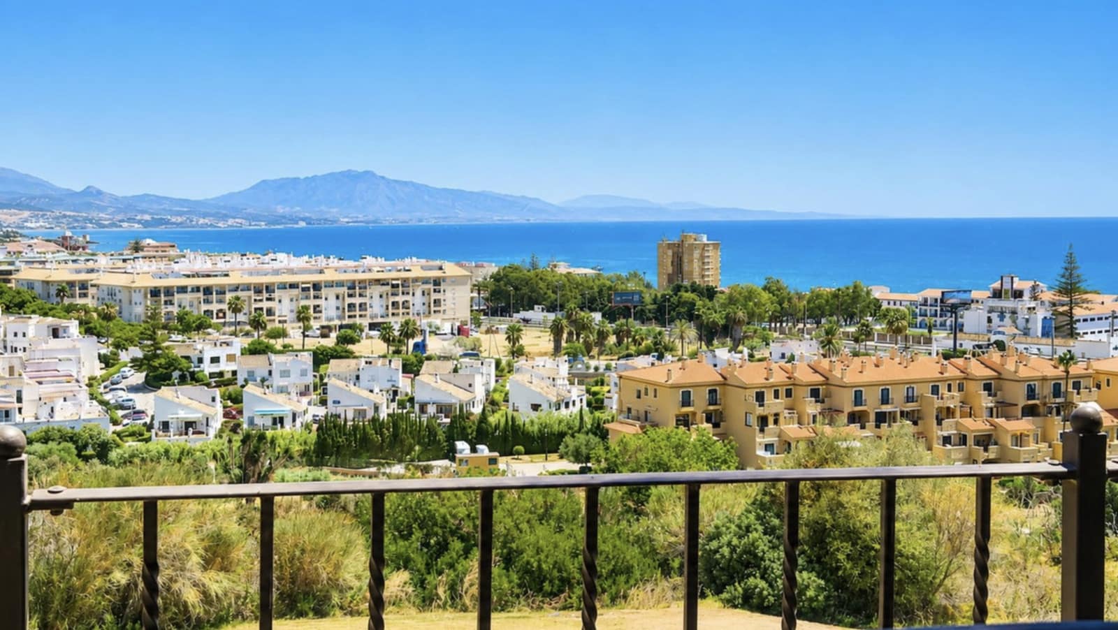 5 soveværelse Villa til salg i La Duquesa / Puerto de la Duquesa med swimmingpool garage - € 980.000 (Ref: 10067176)