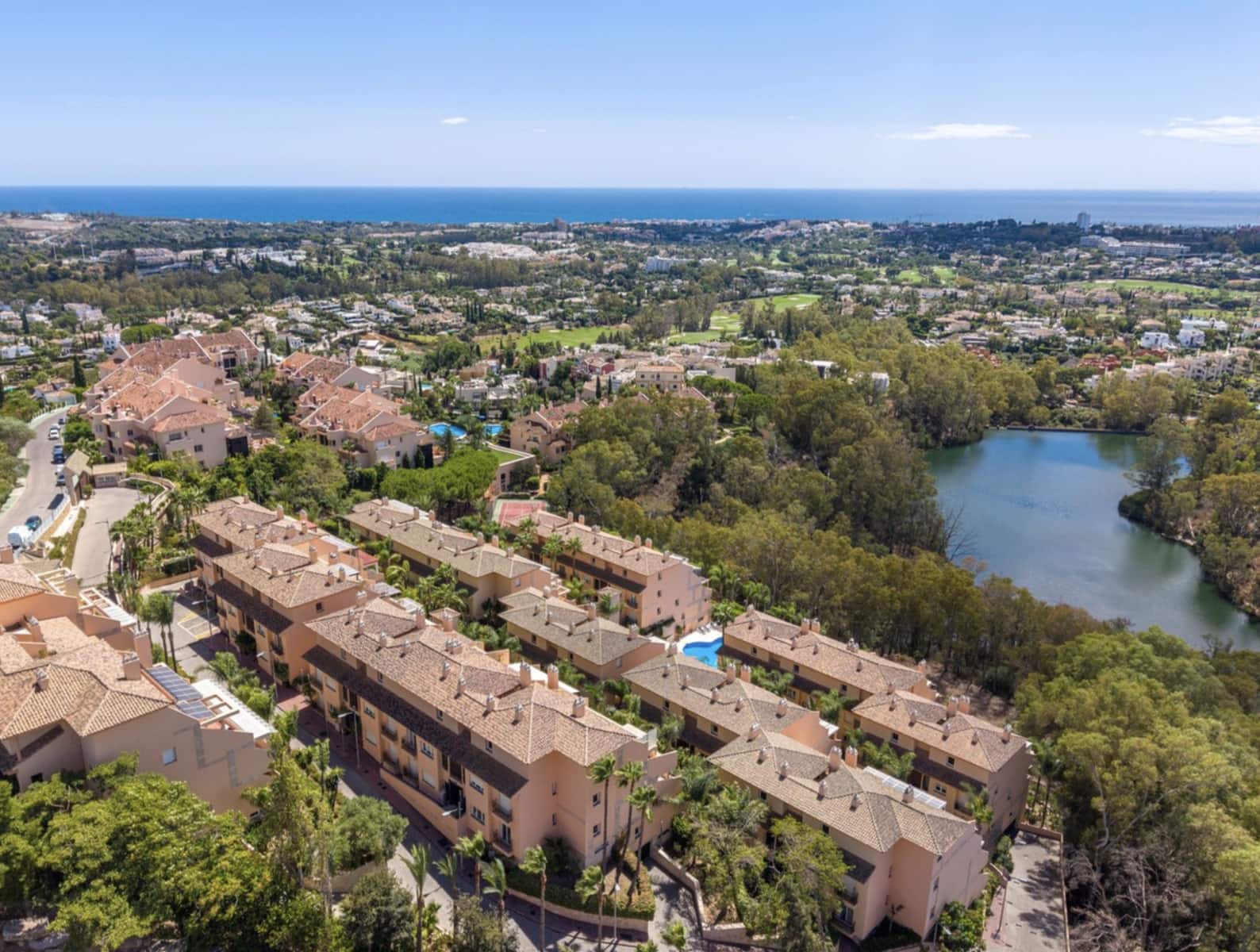 2 sypialnia Penthouse na sprzedaż w Nueva Andalucia z basenem garażem - 950 000 € (Ref: 10099750)