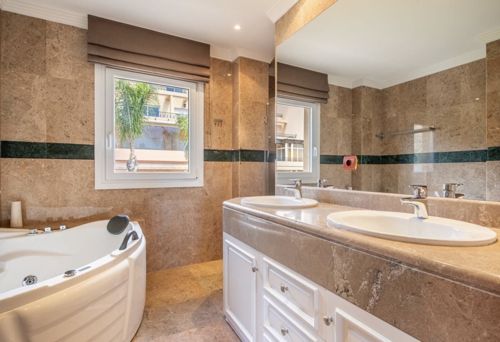 2 sypialnia Penthouse na sprzedaż w Nueva Andalucia z basenem garażem - 950 000 € (Ref: 10099750)