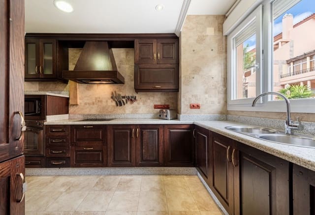 2 sypialnia Penthouse na sprzedaż w Los Naranjos, Marbella z basenem garażem - 950 000 € (Ref: 10099750)