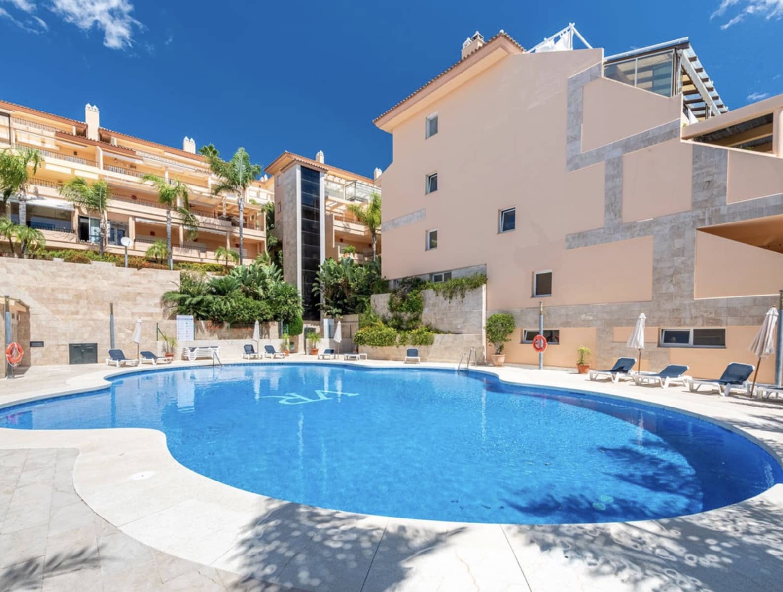 2 sypialnia Penthouse na sprzedaż w Nueva Andalucia z basenem garażem - 950 000 € (Ref: 10099750)