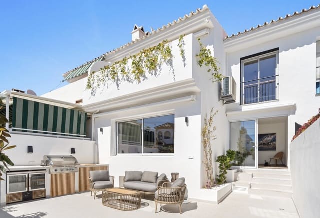 4 quarto Casa em Banda para venda em Nueva Alcántara, Marbella com garagem - 1 050 000 € (Ref: 10101879)