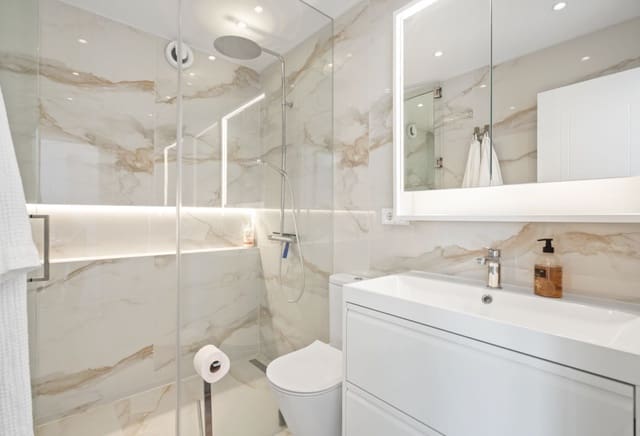 4 quarto Casa em Banda para venda em Nueva Alcántara, Marbella com garagem - 1 050 000 € (Ref: 10101879)