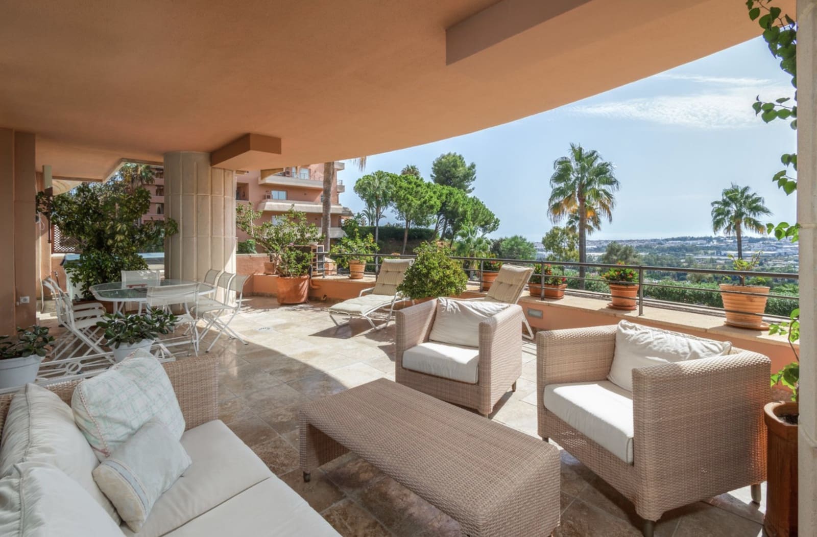 3 chambre Appartement à vendre à Nueva Andalucia avec piscine garage - 1 295 000 € (Ref: 10101880)